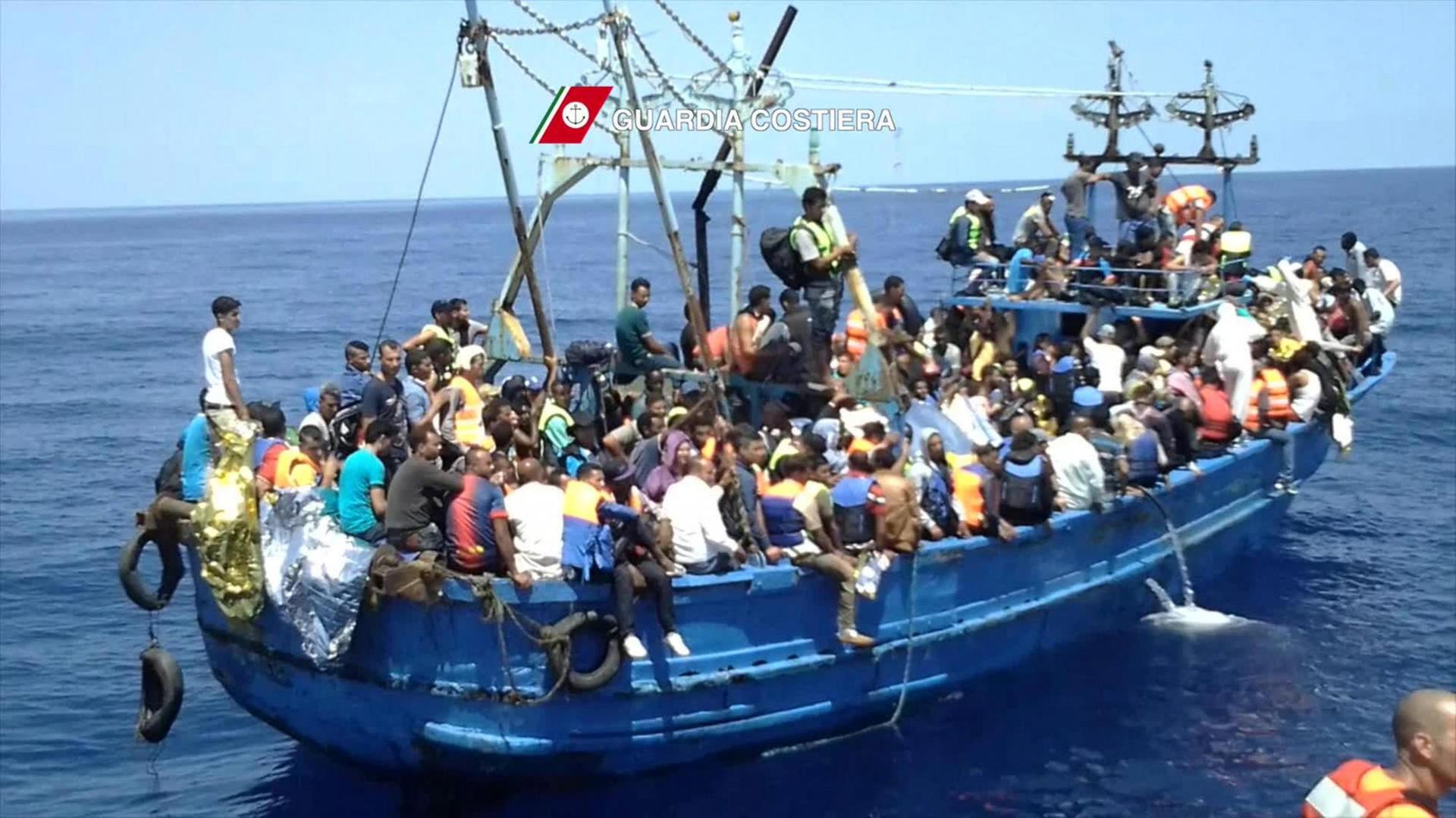Eine Aufnahme der italienischen Küstenwache zeigt ein überfülltes Flüchtlingsboot.