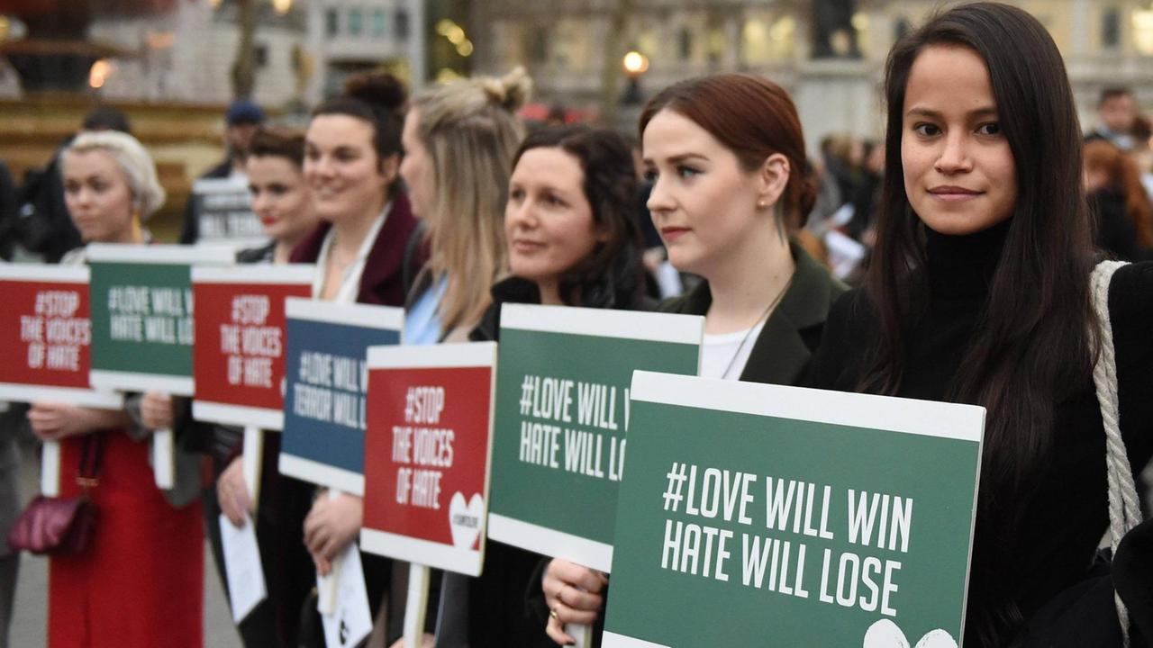 Protestanten versammeln sich, um Solidarität mit den Opfern von Neuseeland zu zeigen und gegen Hass zu demonstrieren. Protestanten versammeln sich, um Solidarität mit den Opfern von Neuseeland zu zeigen und gegen Hass zu demonstrieren.