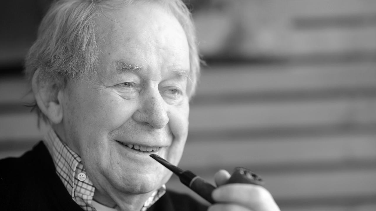 Der Schriftsteller Siegfried Lenz raucht am 08.02.2011 während eines Interviews in Hamburg seine Pfeife.