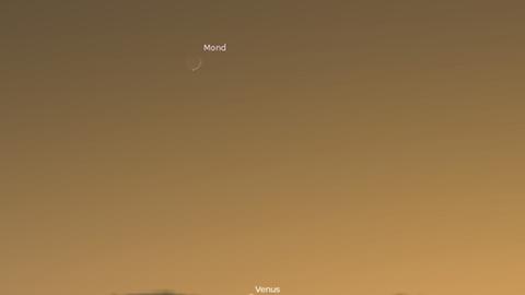 Venus und die hauchdünne Mondsichel Dienstag kurz nach Sonnenuntergang im Südwesten