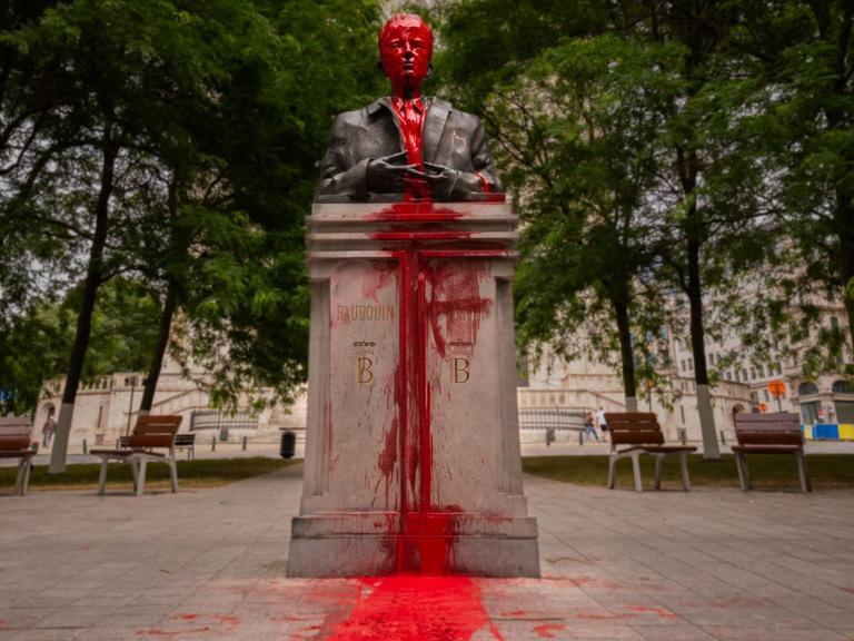 Statue des belgischen Königs Baudouin - mit roter Farbe bespritzt
