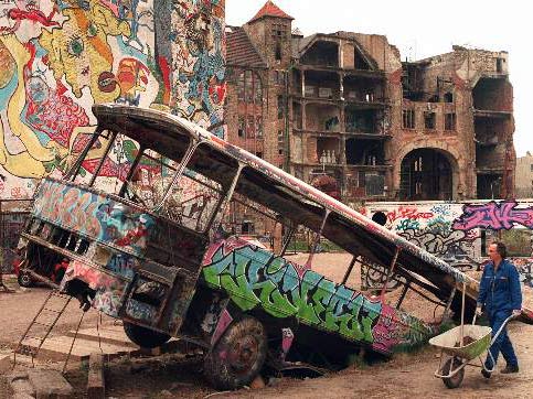 Ein Bauarbeiter passiert ein Kunstobjekt auf dem Hof des Kuenstlerhauses "Tacheles" in Berlin