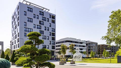 DEU, Deutschland, Heilbronn, 19.06.2019 - Erstmals DGNB Diamant in der Kategroie Wohngebäude vergeben. // Das SKAIO (links) ist mit einer Höhe von 34 Metern das derzeit höchste Holzhaus Deutschlands. Das Gebäude - entworfen vom Berliner Architekturbüro Kaden und Lager - ist Teil der Stadtausstellung im Rahmen der BUGA Bundesgartenschau. Jetzt wurde das nachhaltige Gebäude von der DGNB in der höchsten Klasse DGNB Diamant zertifiziert. ***