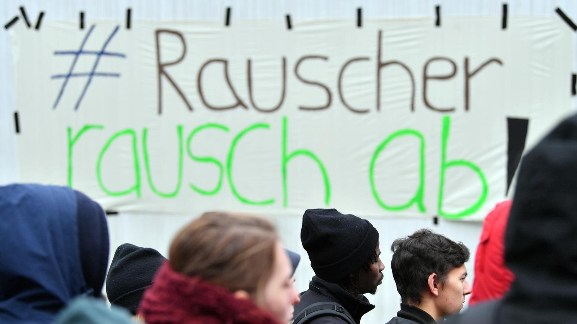 Studierende der Universität Leipzig protestieren auf dem Campus der Universität in Leipzig gegen Rassismus, Sexismus, Islamophobie und Homophobie.