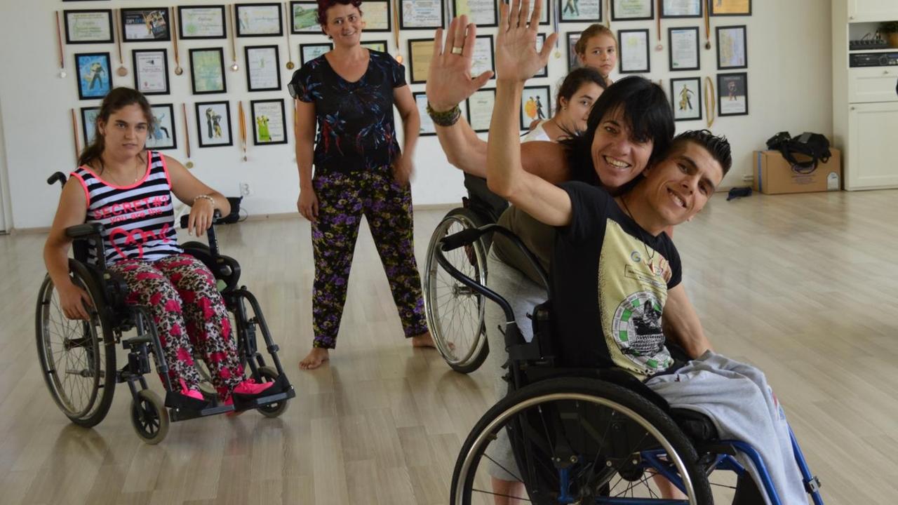 Tanztherapeutin Bea Carolina Remark beim Training mit behinderten und nicht-behinderten Tänzern und Tänzerinnen.
