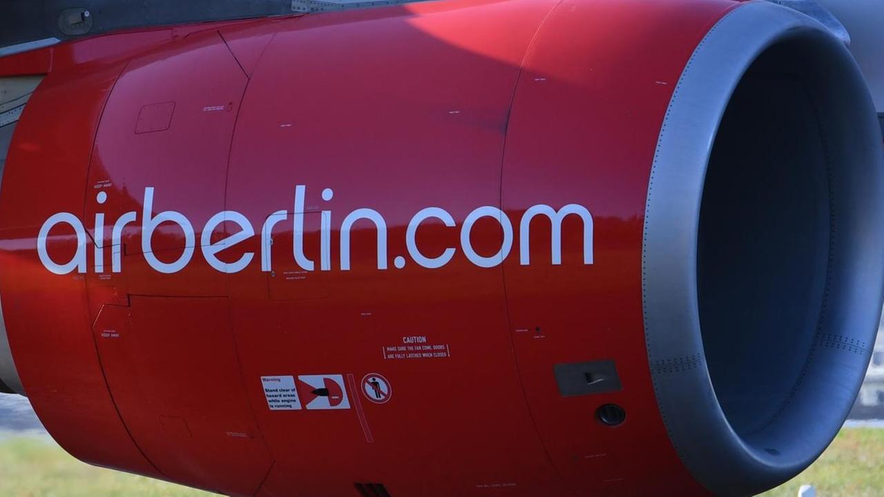 Air-Berlin-Logo auf rotem Hintergrund.