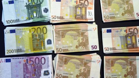 Euro-Scheine in den Stückelungen 50, 100, 200 und 500 Euro liegen am 27.02.2017 in Frankfurt gebündelt auf einem Tisch.