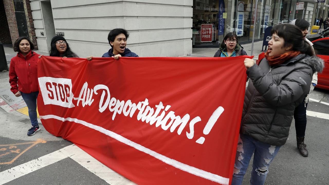 Protest gegen Abschiebung vor dem Büro des "Immigration and Customs Enforcement" am 28. Februar 2018 in San Francisco. 