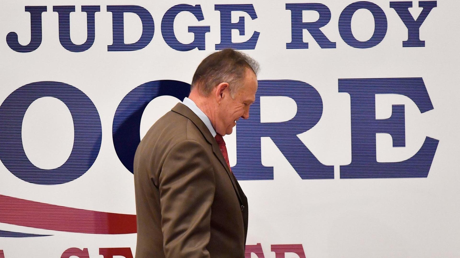 Moore verlässt nach einer Wahlkampfrede die Bühne