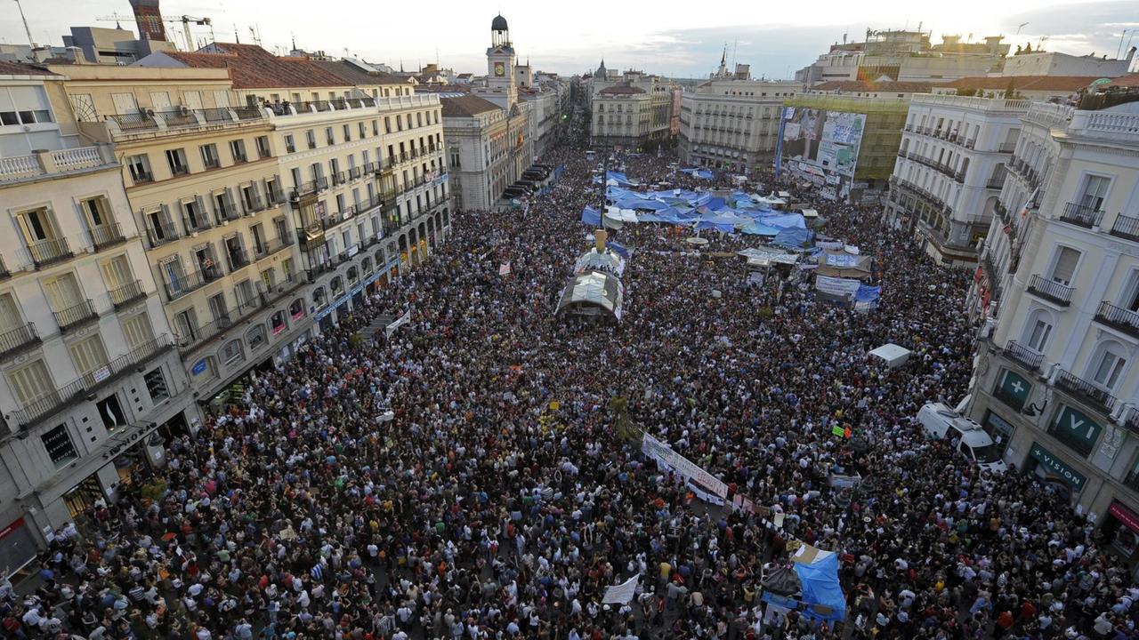 Zehntausende protestieren im Mai 2011 auf der Puerta del Sol in Madrid gegen das politische System und die wirtschaftliche Situation in Spanien