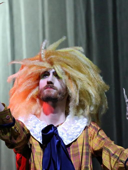 Das Foto zeigt einen Schauspieler, der am Volkstheater Rostock den Struwwelpeter spielt.