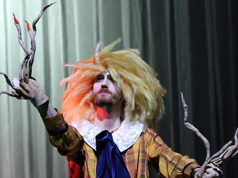Das Foto zeigt einen Schauspieler, der am Volkstheater Rostock den Struwwelpeter spielt.