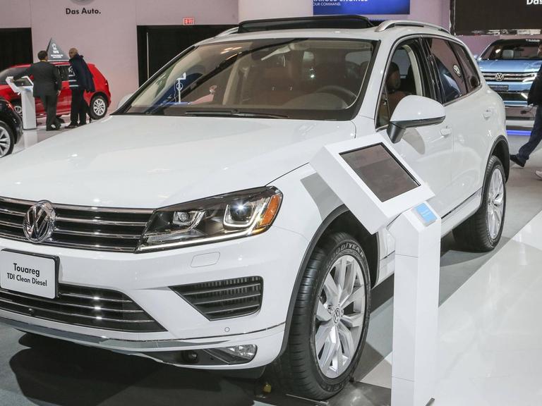 Farbfoto eines weißen SUV von VW an einem VW Stand auf der Automesse in Toronto