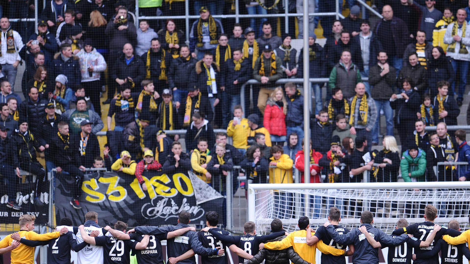 Die Aachener Spieler feiern mit den Fans, hier eine Aufnahme vom 22.Februar 2014.