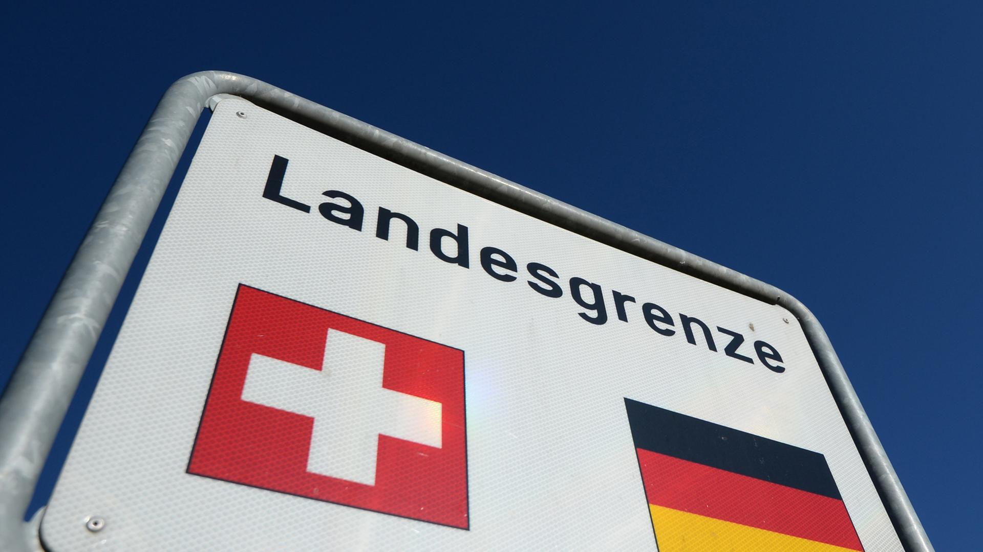 Ein Schild an der schweizerisch-deutschen Landesgrenze