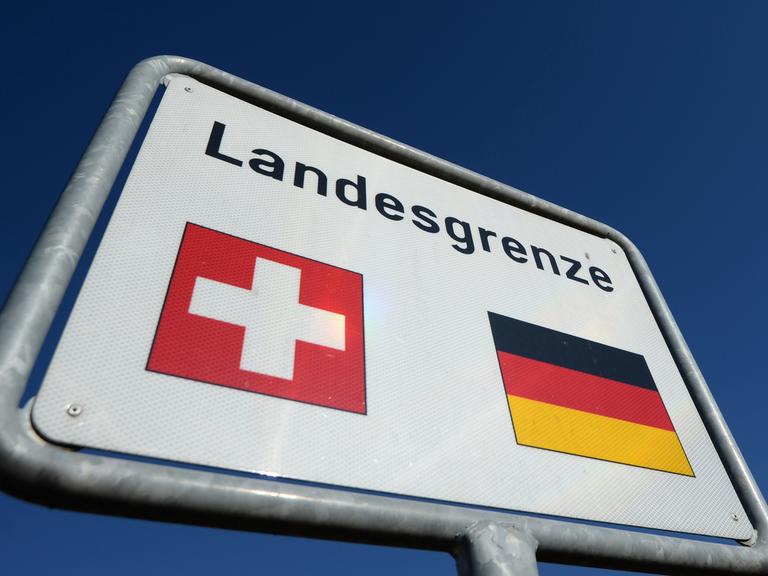 Ein Schild an der schweizerisch-deutschen Landesgrenze