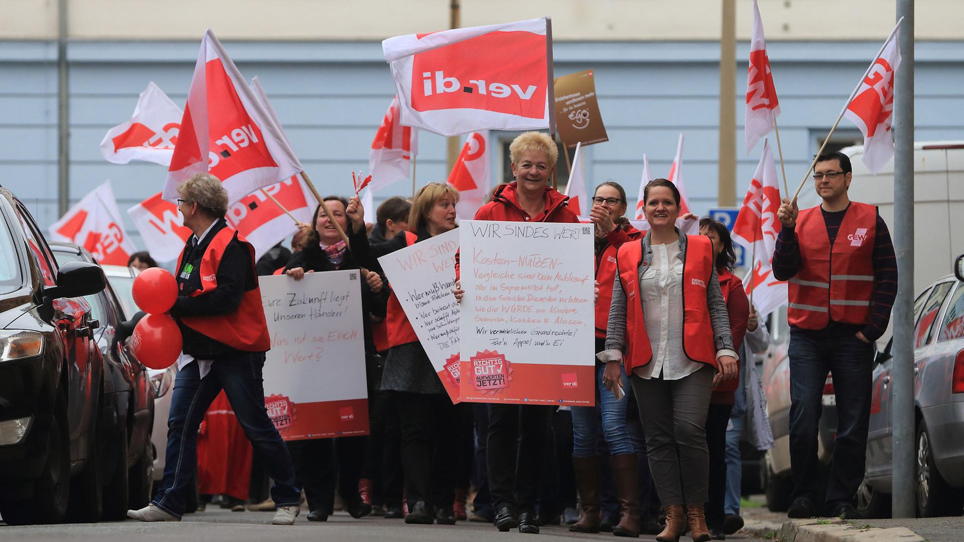 Erzieherinnen und Erzieher demonstrieren am 09.04.2015 in der Stadt Magdeburg, sie wollen mehr Geld für ihre Arbeit. 