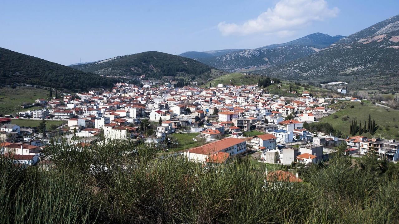Blick auf ein Dorf in den Bergen Griechenlands.