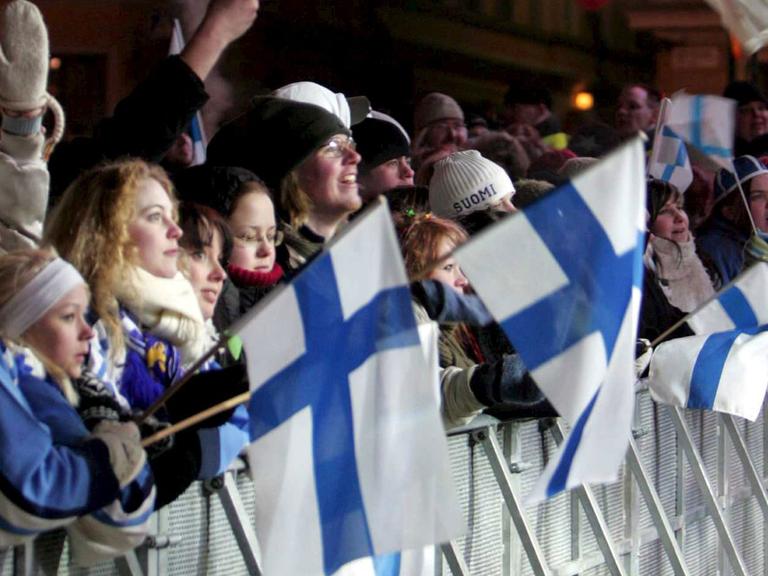 Finnen erwarten ihre Eishockey-Mannschaft in Helsinki nach den Olympischen Spielen in Turin 2006