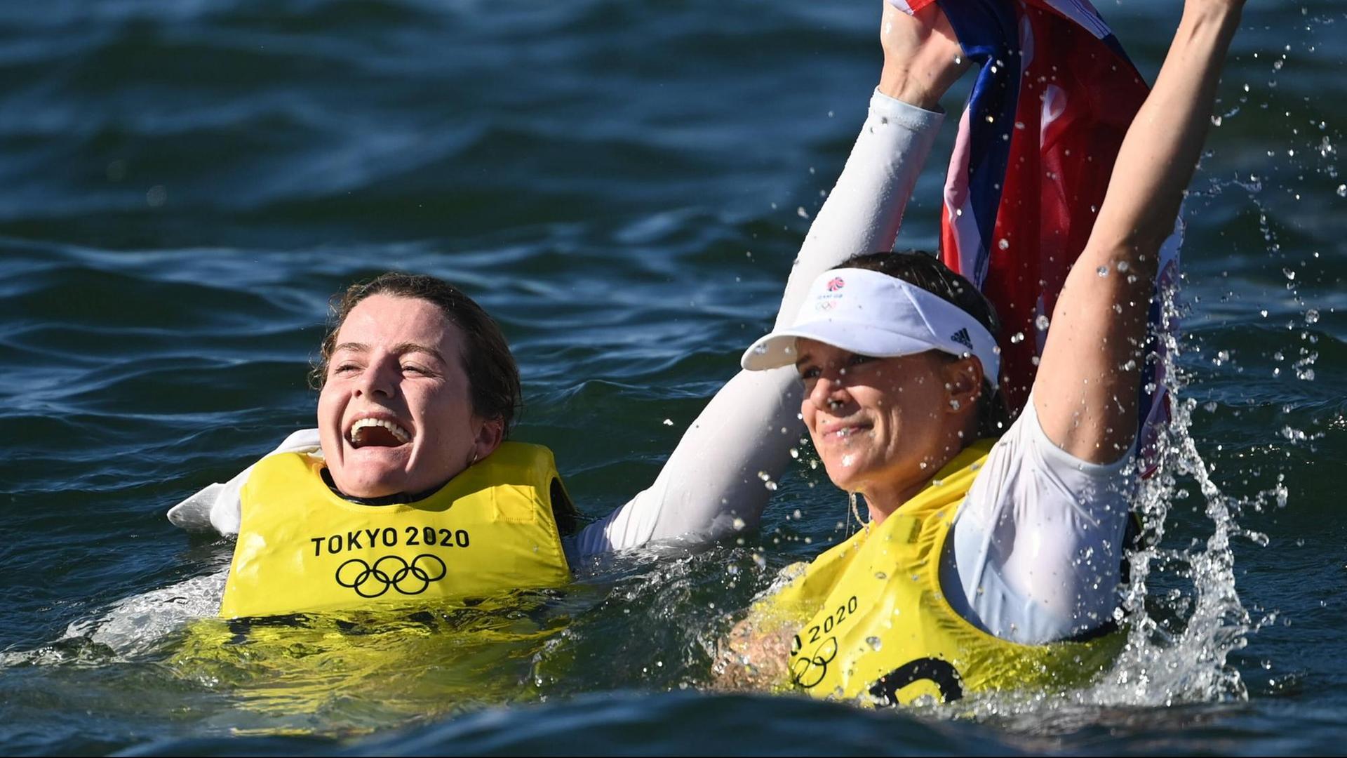 Hannah Mills und ihre Partnerin Eilidh McIntyre feiern ihren Olympiasieg mit einem Bad im Meer.