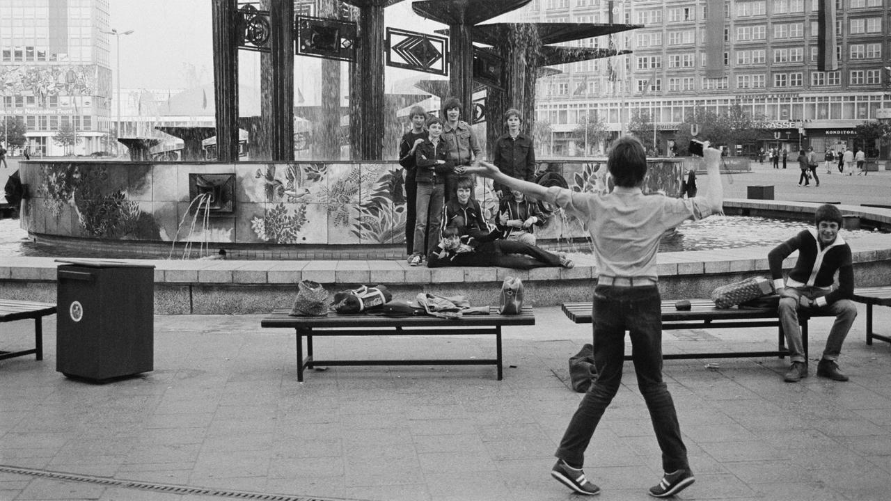 Teenager am Brunnen der Völkerfreundschaft, ein Springbrunnen auf dem Alexanderplatz in Berlin-Mitte, 1984, Berlin, DDR, Deutschland, Europa