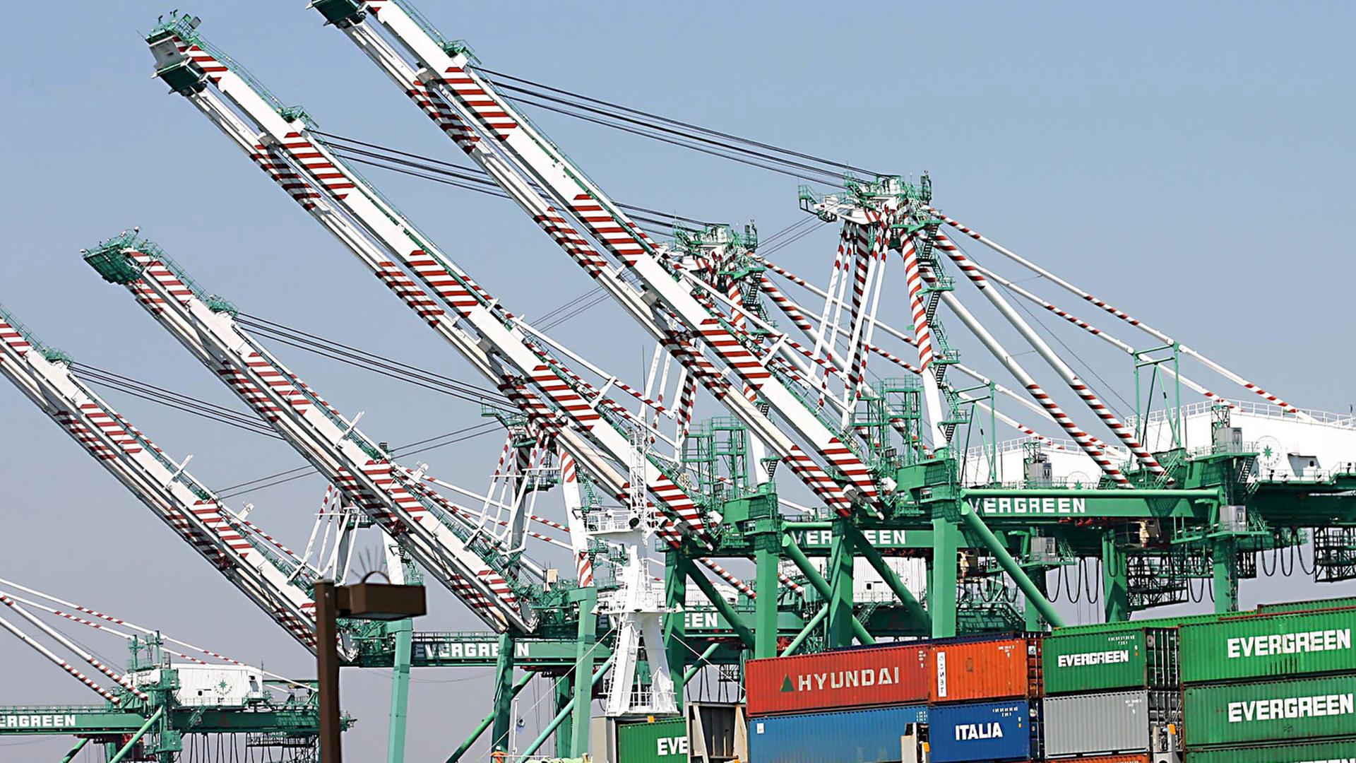 Ein Containerschiff fährt im Hafen von Los Angeles, USA.