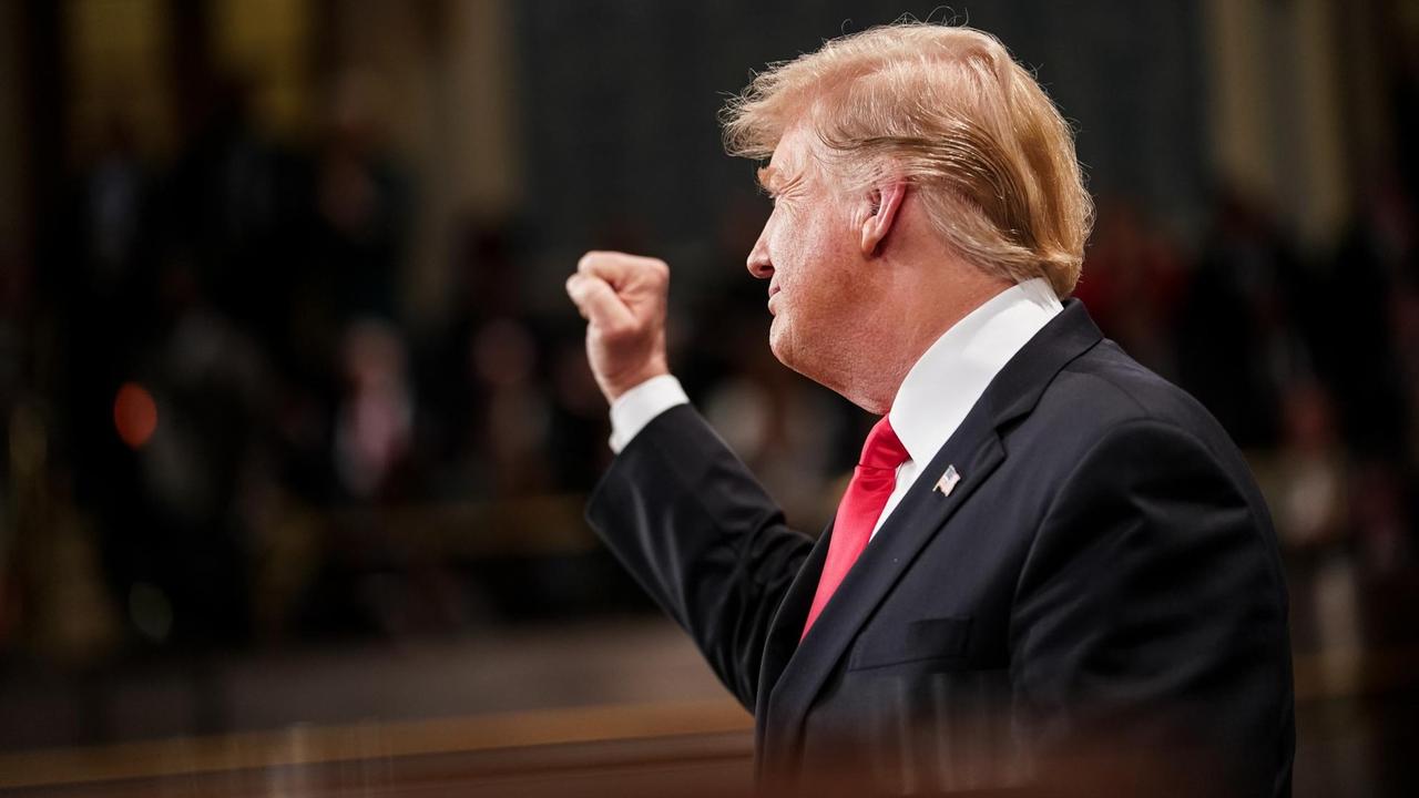 Trump hält vor dem Kongress seine Rede zur Lage der Nation, auf dem Foto ist er seitlich zu sehen, wie er seine rechte Hand ballt.