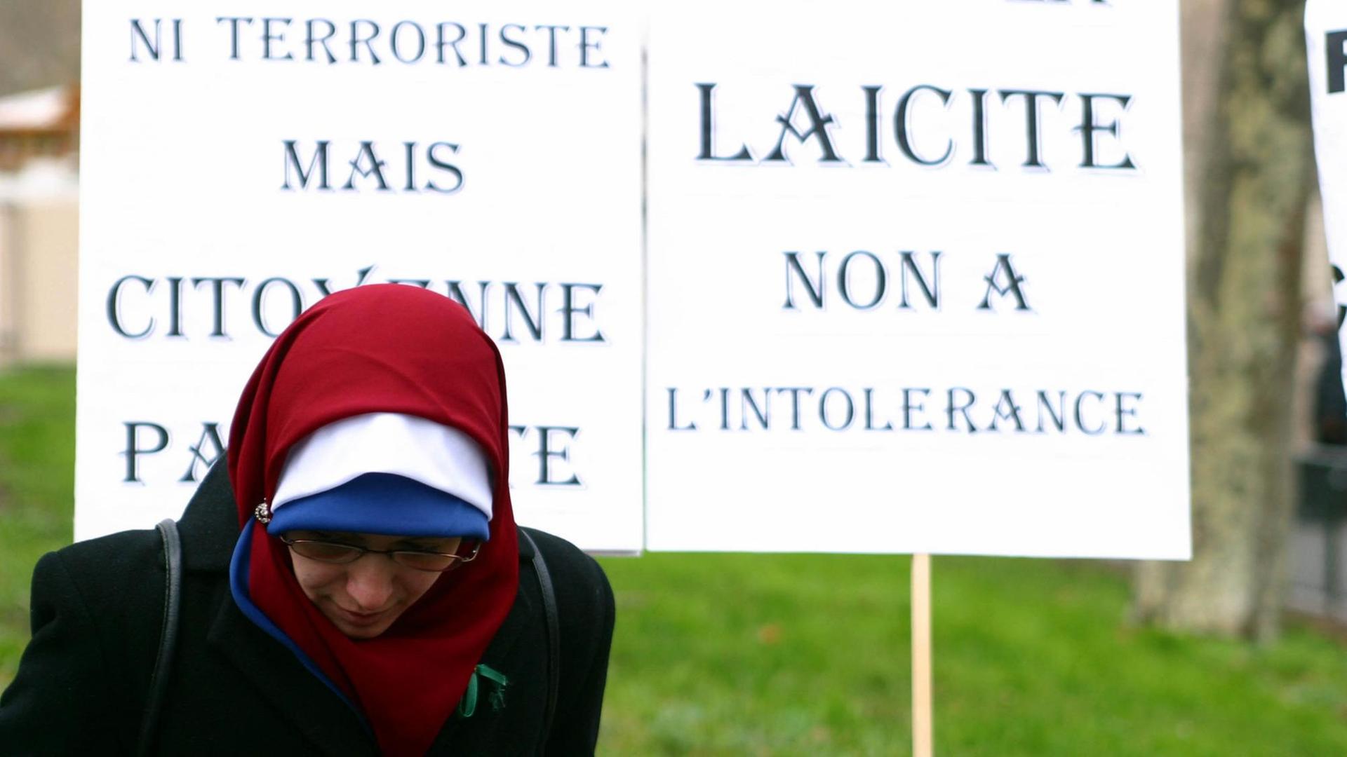 Eine Frau mit Kopftuch auf einer Demonstration gegen das Kopftuchverbot in französischen Schulen im März 2013