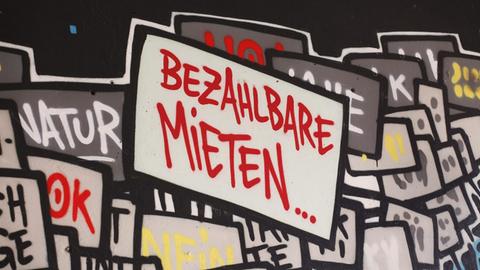 "Bezahlbare Mieten" steht auf einem Wandbild nahe dem Kottbusser Tor in Berlin im Bezirk Kreuzberg.