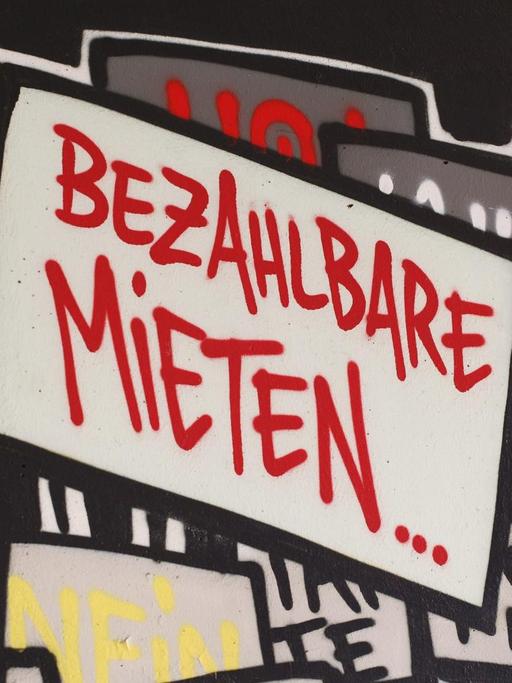 "Bezahlbare Mieten" steht auf einem Wandbild nahe dem Kottbusser Tor in Berlin im Bezirk Kreuzberg.