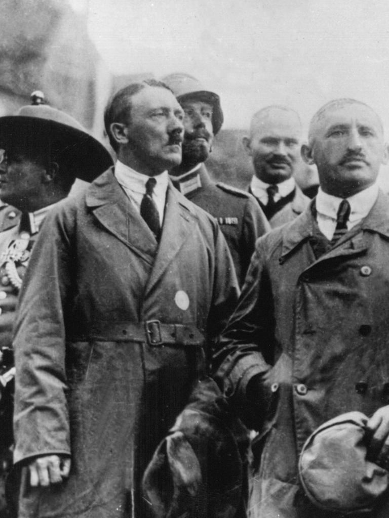 Adolf Hitler (M.) und Julius Streicher (r.) auf dem "Deutschen Tag" am 2. September 1923 in Nürnberg während des Vorbeimarsches von 6000 uniformierten Nationalsozialisten.