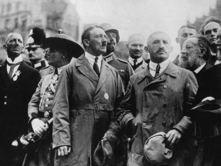 Adolf Hitler (M.) und Julius Streicher (r.) auf dem "Deutschen Tag" am 2. September 1923 in Nürnberg während des Vorbeimarsches von 6000 uniformierten Nationalsozialisten.