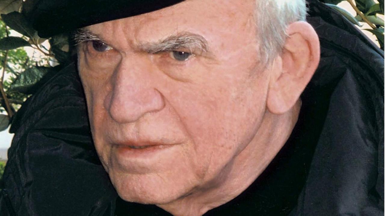 Der tschechische Autor Milan Kundera trägt eine Schiebermütze in Madrid. 