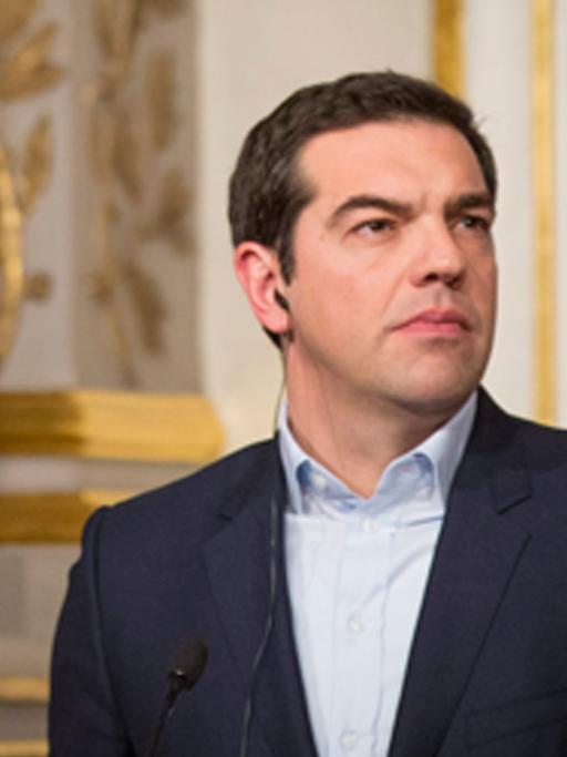 Alexis Tsipras im Elysee-Palast in Paris. Er blickt ernst.
