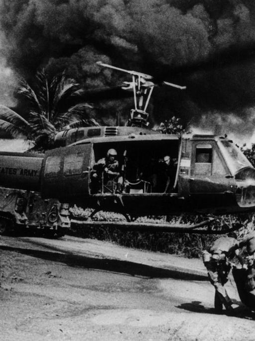 Soldaten der US-Armee tragen am 11.05.1968 in Saigon einen verletzten Kameraden zu einem Helikopter der diesen zu einem Lazarett bringt.