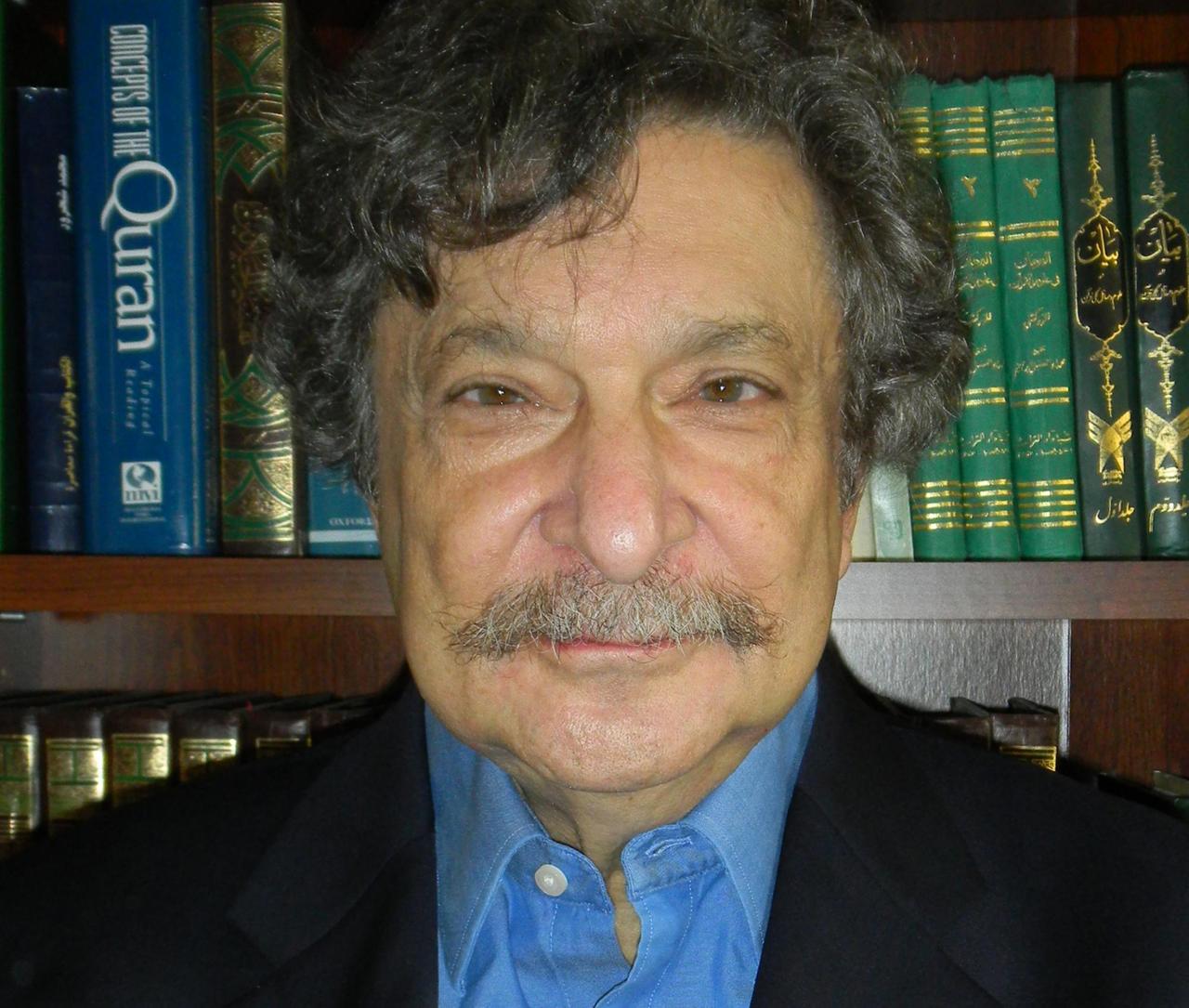 Harvard-Professor Roy Parviz Mottahedeh vor einem Bücherregal.