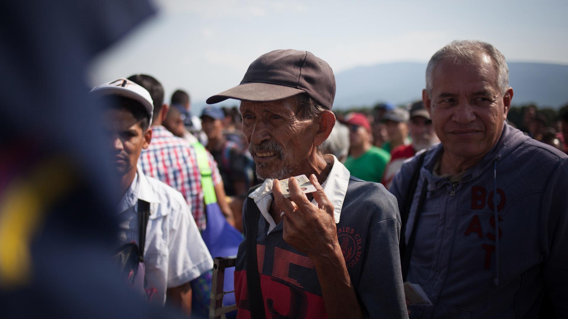 Zigtausende Venezolaner versuchen über die Grenze nach Kolumbien zu fliehen - hier über die Brücke Simón Bolívar, aufgenommen im Juni 2018