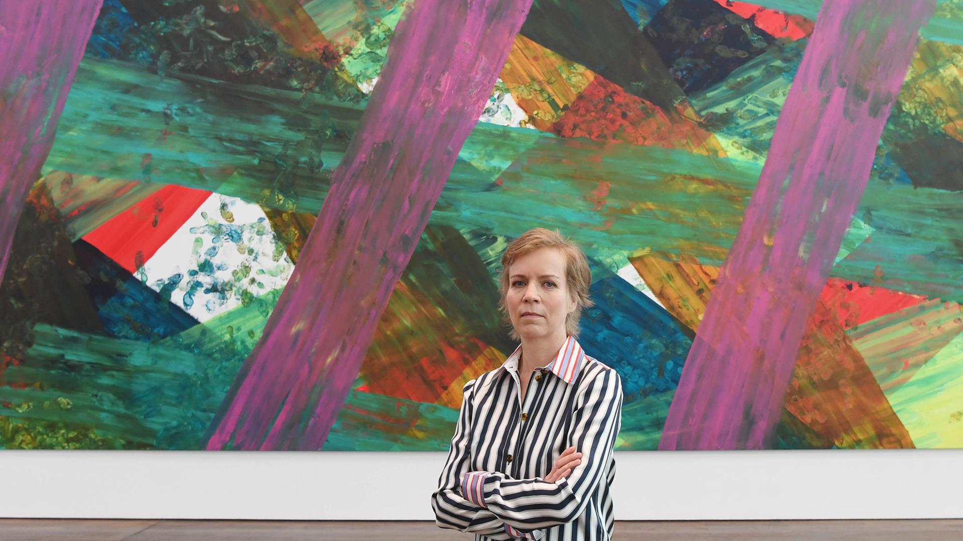 Die Künstlerin Katharina Grosse steht im Museum Frieder Burda in Baden-Baden vor ihrem Werk "Ohne Titel" aus dem Jahr 2005.
