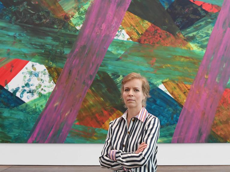 Die Künstlerin Katharina Grosse steht im Museum Frieder Burda in Baden-Baden vor ihrem Werk "Ohne Titel" aus dem Jahr 2005.