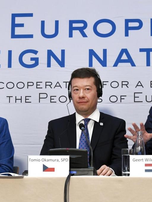 Die französische Rechtspopulistin Marine Le Pen, der tschechische Rechtspolitiker Tomio Okamura und Geert Wilders aus den Niederländern geben in Prag eine Pressekonferenz.