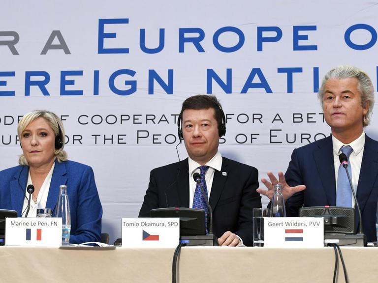 Die französische Rechtspopulistin Marine Le Pen, der tschechische Rechtspolitiker Tomio Okamura und Geert Wilders aus den Niederländern geben in Prag eine Pressekonferenz.