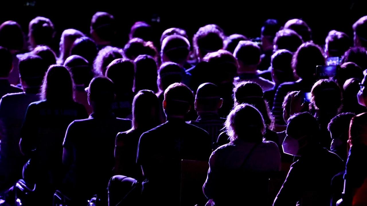 Sachsen, Leipzig: Probanden eines Großversuchs der Universitätsmedizin Halle/Saale verfolgen in der Arena Leipzig ein Konzert des Popsängers Tim Bendzko.