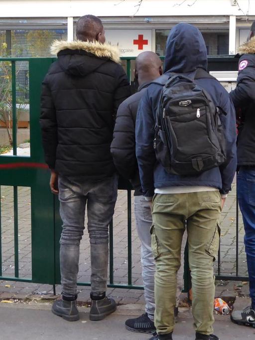 Junge Migranten vor der Rot-Kreuz-Behörde in Paris 