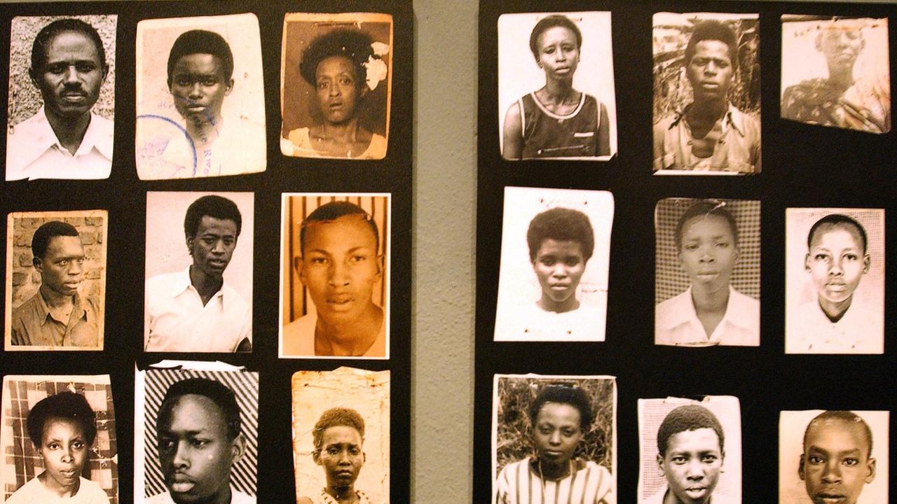 Fotografien von Opfern des Völkermordes befinden sich am 15.01.2006 in einer Gedenkstätte in Ruandas Hauptstadt Kigali. 