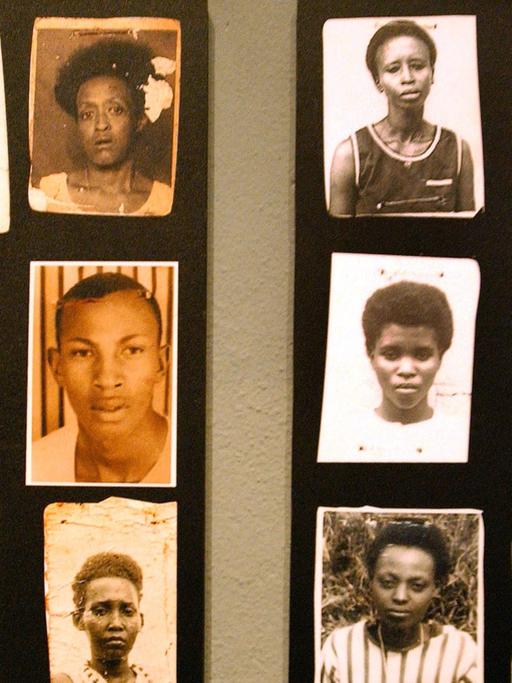 Fotografien von Opfern des Völkermordes in einer Gedenkstätte in Ruandas Hauptstadt Kigali