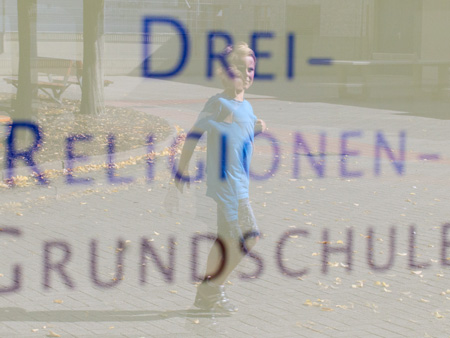 Eine Grundschülerin geht über den Schulhof der "Drei-Religionen-Schule" in Osnabrück