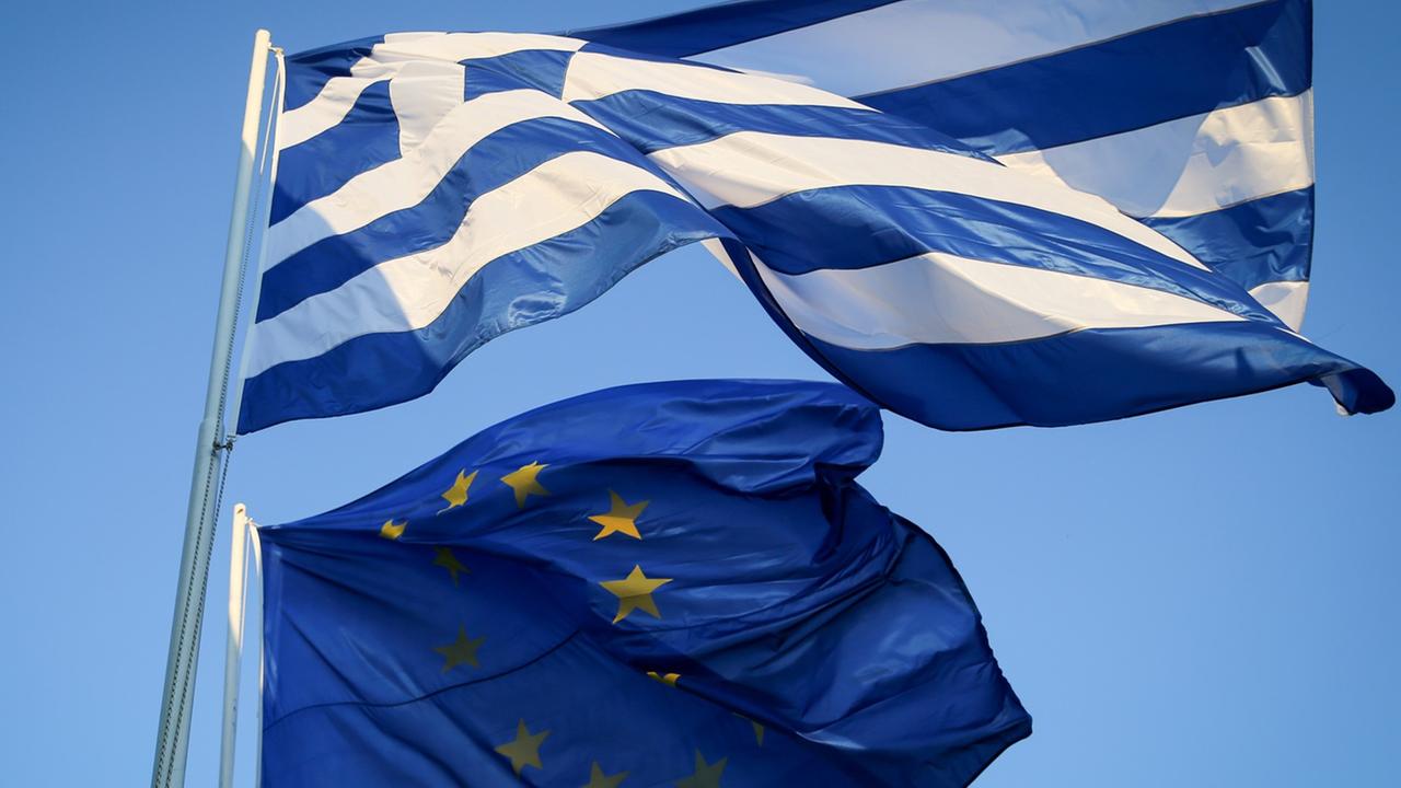 Die griechische und europäische Fahne.