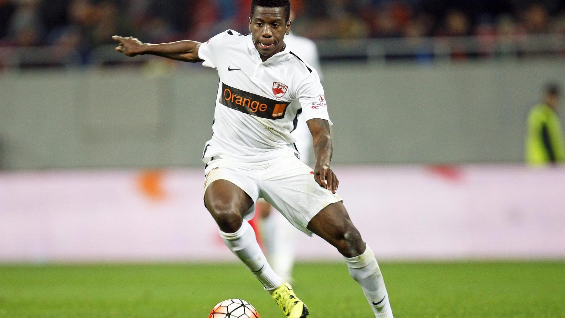 epa05293056 (FILE) A file picture dated 20 April 2016 of Dinamo Bucharest's Cameroonian midfielder Patrick Claude Ekeng, who collapsed during the Romanian Premier Soccer League play-off match between Dinamo Bucharest and Victoria at National Arena Stadium in Bucharest, Romania, 06 May 2016. Ekeng fell unconsciously without being touched by any other player seven minutes after he entered the match. The 26-year-old Cameroonian player died at hospital hours later, apparently he suffered a cardiogenic shock. EPA/STRINGER |