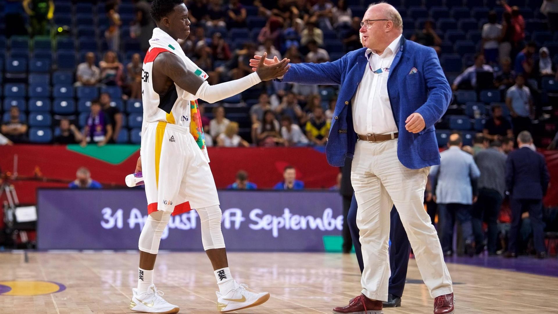 Am 12.09.2017 beim Viertelfinale Deutschland-Spanien der Europameisterschaft der Herren: Basketball-Nationalspieler Dennis Schröder mit DBB-Präsident Ingo Weiss.