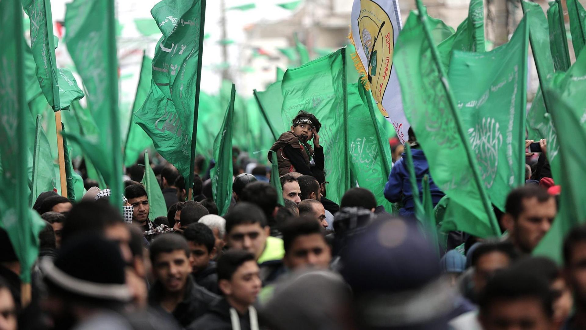 Anhänger der Hamas demonstrieren am 14.12.2016 in Gaza-Stadt.